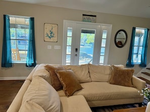 Smart TV, books - “Just Lake Home” Wonderful 3bdrm 2bath lake front,boat ramp, dock, pet friendly (Jackson's Gap)