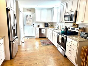 Fridge, microwave, oven, stovetop - “Just Lake Home” Wonderful 3bdrm 2bath lake front,boat ramp, dock, pet friendly (Jackson's Gap)