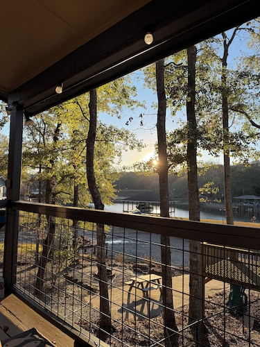 “Just Lake Home” Wonderful 3bdrm 2bath lake front,boat ramp, dock, pet friendly