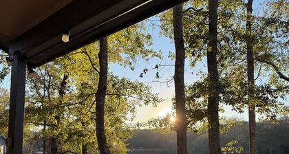 âJust Lake Homeâ Wonderful 3bdrm 2bath lake front,boat ramp, dock, pet friendly