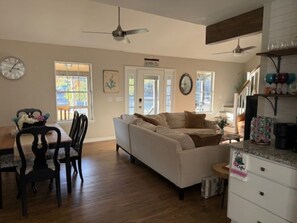 Smart TV, books - “Just Lake Home” Wonderful 3bdrm 2bath lake front,boat ramp, dock, pet friendly (Jackson's Gap)