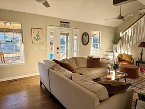 Smart TV, books - “Just Lake Home” Wonderful 3bdrm 2bath lake front,boat ramp, dock, pet friendly (Jackson's Gap)