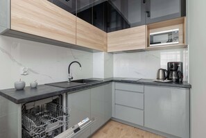 Frigorifero, microonde, forno, piano cottura