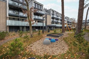 Children’s area - Stylish Apartment with Terrace | Close to the Beach, Parking. (Ustronie Morskie)