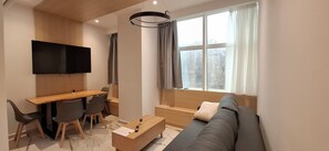 Deluxe Apartment | Living area | 40-inch Smart TV with cable channels - Ilion Apartments (Thessaloniki)