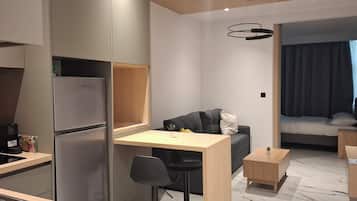 Deluxe-huoneisto | Oleskelualue | 40–tuumainen äly-TV, jossa kaapelikanavat