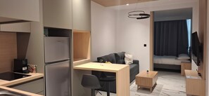 Deluxe-huoneisto | Oleskelualue | 40–tuumainen äly-TV, jossa kaapelikanavat