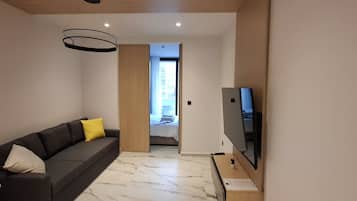 Junior-sviitti | Oleskelualue | 40–tuumainen äly-TV, jossa kaapelikanavat