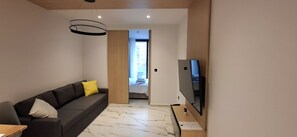 Junior-sviitti | Oleskelualue | 40–tuumainen äly-TV, jossa kaapelikanavat