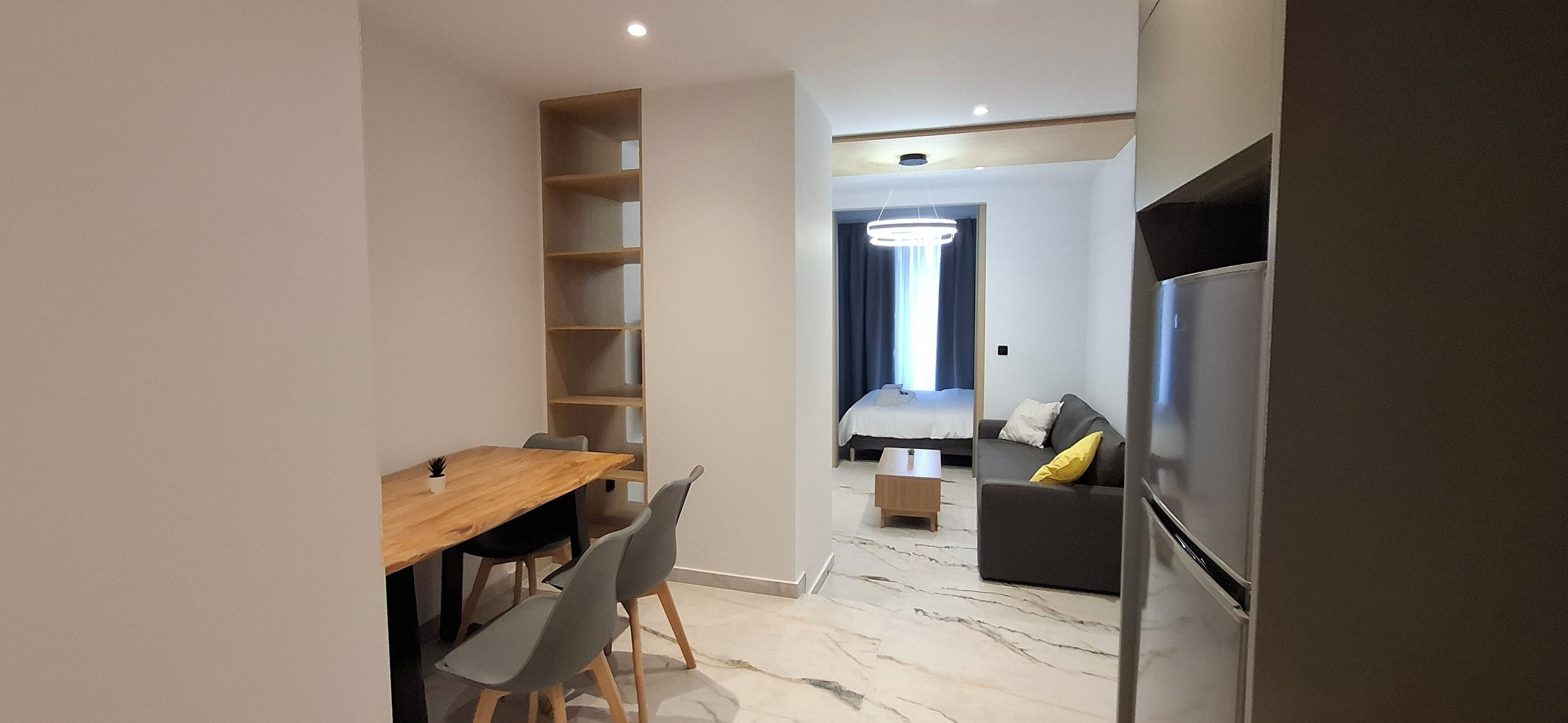 Suite junior | Zona de estar | Smart TV de 40 pulgadas con canales por cable