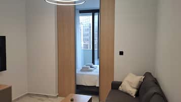 Junior-sviitti | Oleskelualue | 40–tuumainen äly-TV, jossa kaapelikanavat