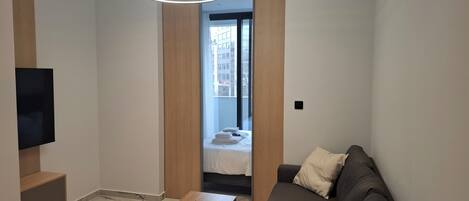 Suite júnior | Sala d'estar | Televisor intel·ligent de 40 polzades amb canals per cable