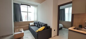 Deluxe Apartment | Living area | 40-inch Smart TV with cable channels - Ilion Apartments (Thessaloniki)