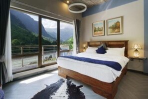 تجهيزات عازلة للصوت ومكواة/لوح كي وواي فاي مجان�ًا