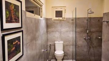 Småhus – deluxe | Bad | Dusj, håndklær, såpe og toalettpapir