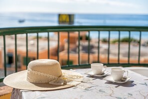 Outdoor dining - Holiday Apartment 'Sunshine Sea' with Sea View, Wi-Fi and Air Conditioning (Arona)