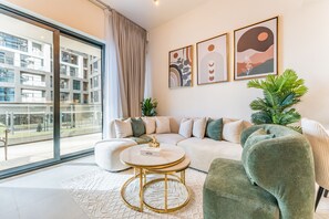 TV - Spacious Balcony Overlooking the Burj Khalifa & City Skyline, Near Bus Station (Dubai)