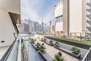 Property grounds - Spacious Balcony Overlooking the Burj Khalifa & City Skyline, Near Bus Station (Dubai)