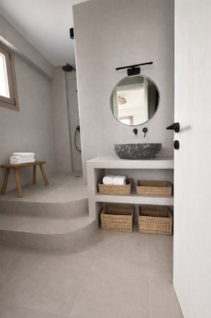 Apartamento superluxo, sacada, vista para o jardim | Banheiro | Chuveiro, chinelos, toalhas de banho, sabonete. Reya Suites