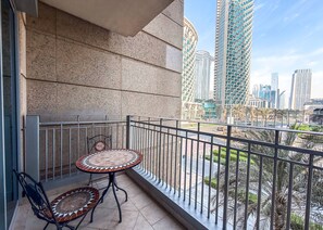 House - Stayshort - 2 Bed in Downtown Sleeps 4 With Balcony (Dubai)