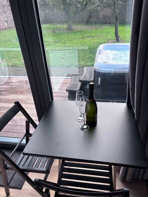 Suite | 1 bedroom - Glamping Pod With Hot Tub in Orchard (Milford Haven)