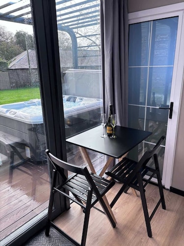 Glamping Pod With Hot Tub in Orchard