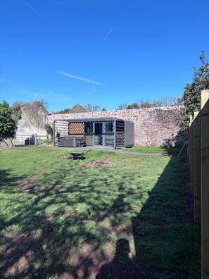 House | 1 bedroom, desk, Internet - Glamping Pod With a Hot Tub in Orchard (Milford Haven)