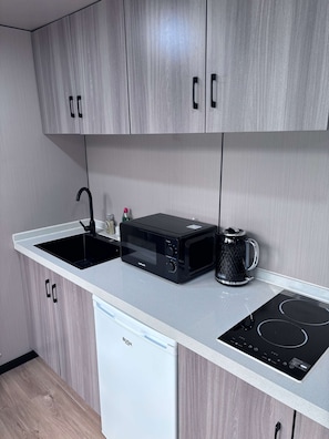 House | 1 bedroom, desk, Internet - Glamping Pod With a Hot Tub in Orchard (Milford Haven)