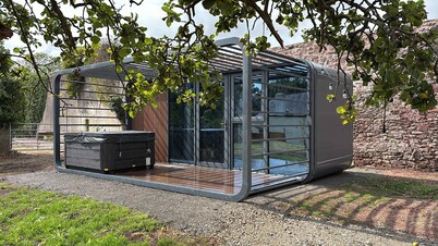 Glamping Pod With a Hot Tub in Orchard