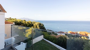 A balcony with a clear view of the sea and mountains. - Eneos Boutique Residence - Koroni Garden Nest (Pylos-Nestoras)