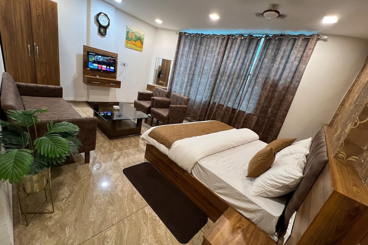 Deluxe Studio, City View | In-room safe, blackout drapes, soundproofing, bed sheets