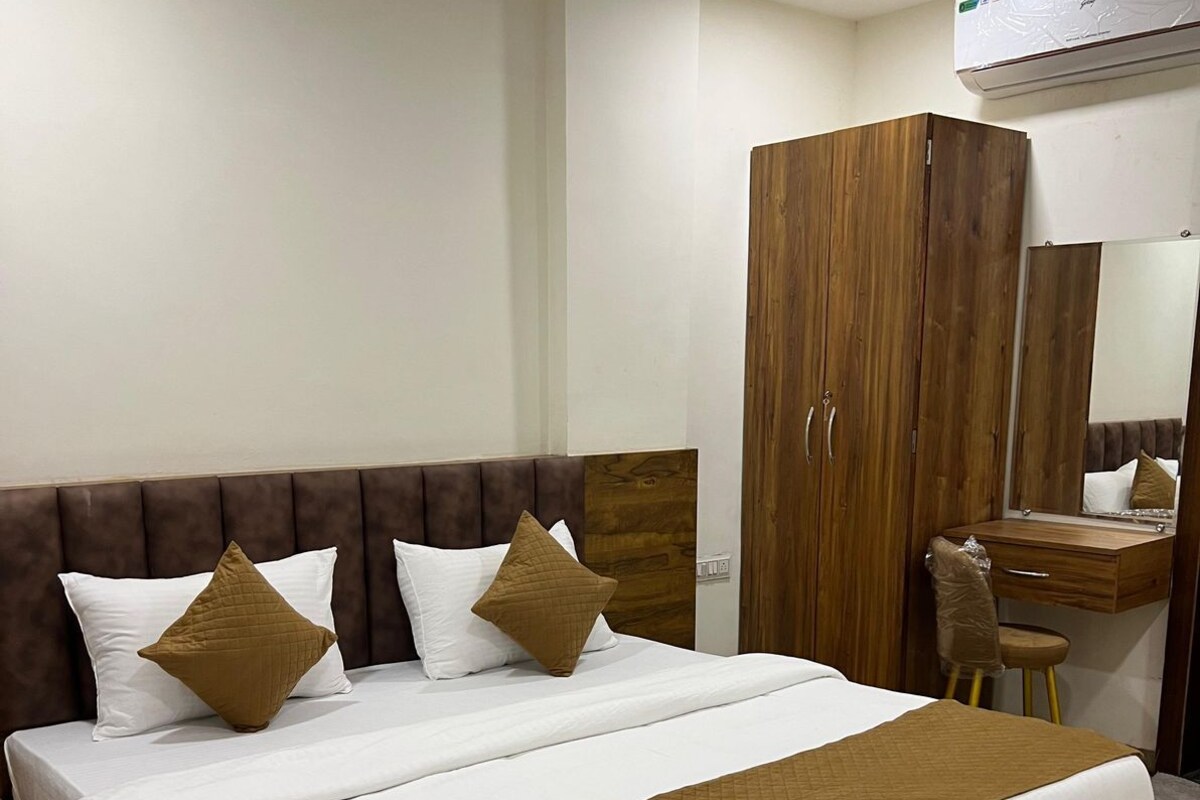 Standard Studio, City View | In-room safe, blackout drapes, soundproofing, bed sheets