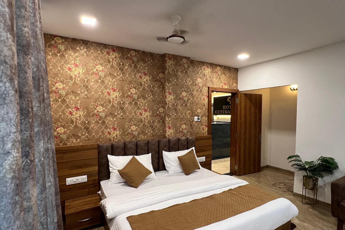 In-room safe, blackout curtains, soundproofing, iron/ironing board