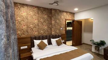 Safe på rommet, blendingsgardiner, lydisolert og strykejern/-brett