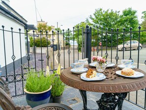 Outdoor dining - Y Graiglwyd (Amlwch)