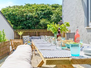 Outdoor dining - Y Graiglwyd (Amlwch)