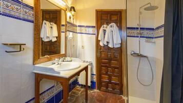 Eenvoudige Twin kamer | Badkamer | Een douche, een haardroger, toiletpapier