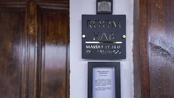 Ovi, jossa on kyltti, jossa lukee ”ROOM HAB”, ja sen alla oleva laatta, jossa on tietoja Maria Christina de Hamburgosta (1574–1621).