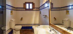 Eenvoudige Twin kamer | Badkamer | Een douche, een haardroger, toiletpapier