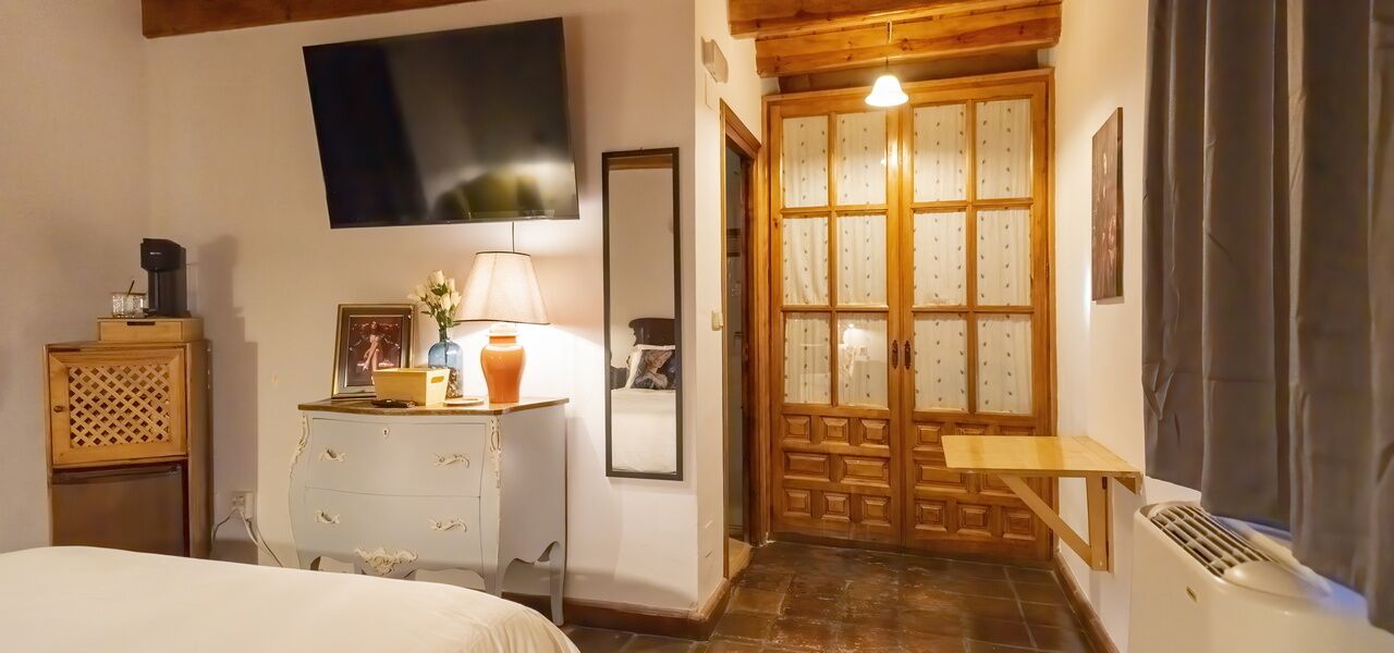 Suite | Free WiFi, bed sheets