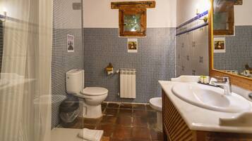 Habitación estándar doble | Baño | Ducha, secador de pelo y papel higiénico