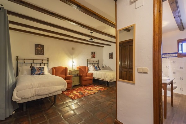 Basic Twin Room | WiFi (free), bed sheets