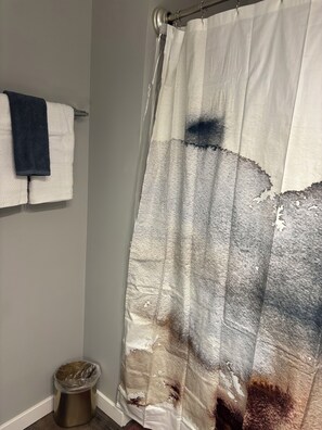 Hårtork, handdukar, tvål och toalettpapper