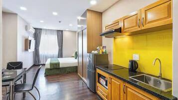 Suite Grand, 1 habitación, con acceso al salón lounge del club, vista a la ciudad | Cocina privada | Refrigerador con congelador, microondas, horno y parrilla de estufa