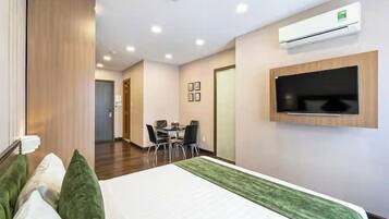 Suite Grand, 1 habitación, con acceso al salón lounge del club, vista a la ciudad | Sábanas de algodón egipcio, ropa de cama de alta calidad y edredón