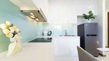 Refrigerador con congelador, microondas, horno y parrilla de estufa