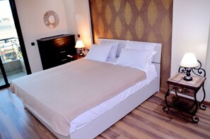 Travel crib, free WiFi, bed sheets - Upscale apartment in the center of town, steps from McDonald's (Marrakesh)