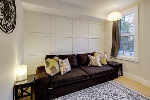 Interior - Walk to Metro & Dtwn Silver Spring! Sleek Apt (Silver Spring)