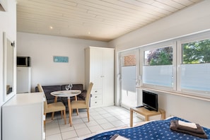 WiFi - Apartment, 20 sqm, living/sleeping area with kitchenette, private terrace, max. 2 guests (Wangerland)