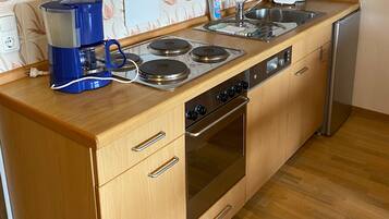 Kylskåp, ugn, spishäll och diskmaskin